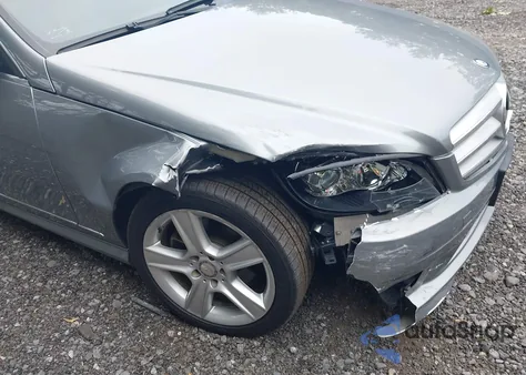 2011 Mercedes-Benz C 300 Sport 4Matic z USA, uszkodzony, nr VIN WDDGF8BB7BF652338